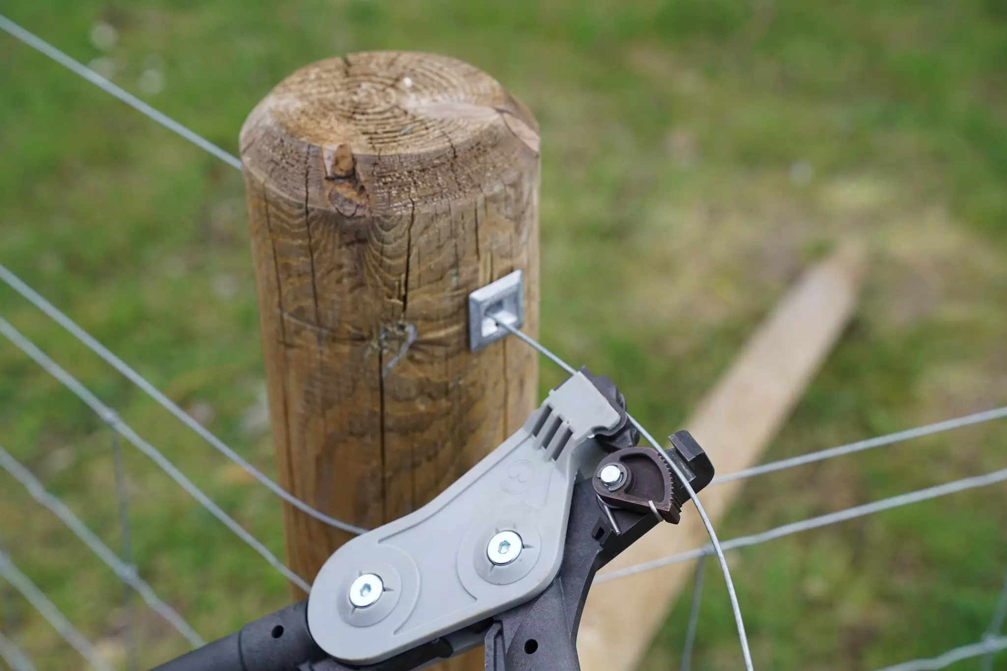 Tensionable at the End Post 